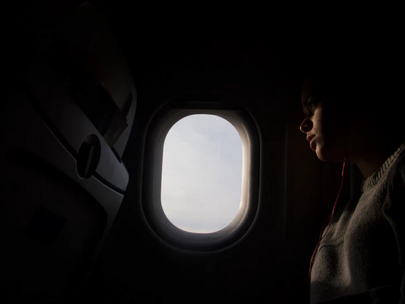 飞机 窗口一个人 黑暗.png